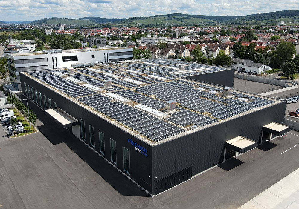 Solaranlage auf dem Dach der Fischer Firmenzentrale in Kernen